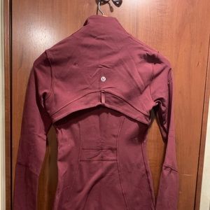 Lululemon jogger size SMALL fits so good kind of a purple and red color